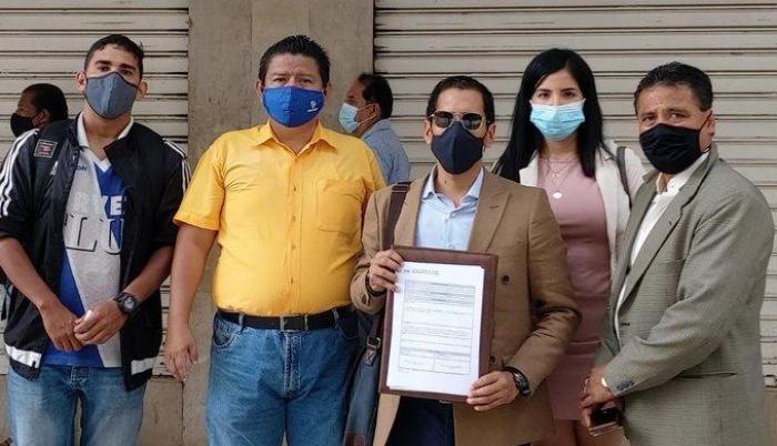 Carlos Medina (c), director del Observatorio Ciudadano contra el Abuso de los Recursos Públicos.