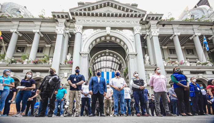 Empleados municipales, durante la preparación de una campaña contra la pandemia.