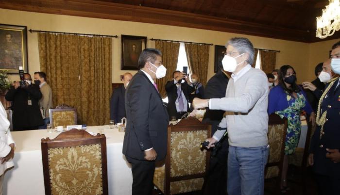 Presidente Guillermo Lasso se reunió con representantes del transporte en la presidencia.