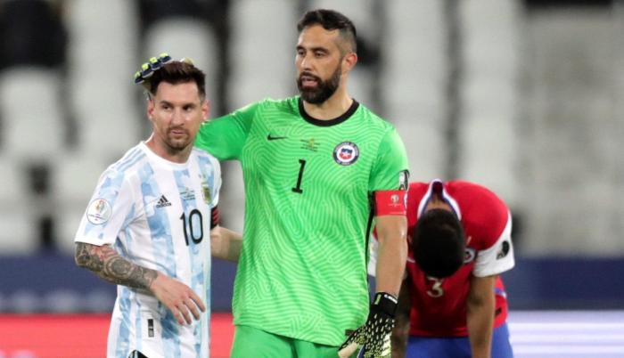 Lionel-Messi-Claudio-Bravo