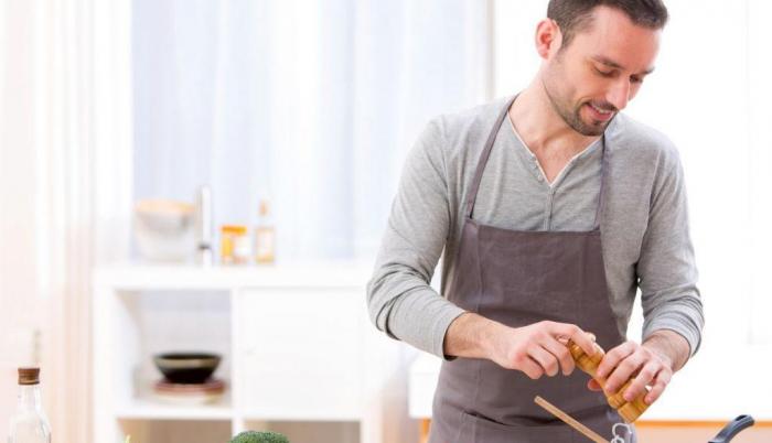 Los hombres le ponen sazón a sus platos