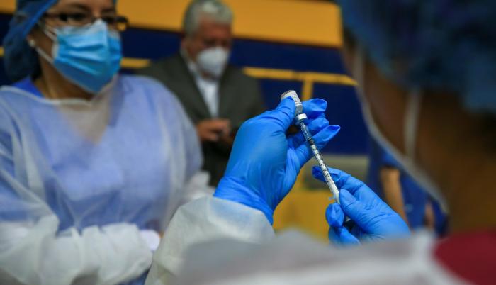 En la imagen un registro de personal sanitario al preparar una dosis de la vacuna contra la covid-19, en la Universidad Salesiana, en Quito (Ecuador).