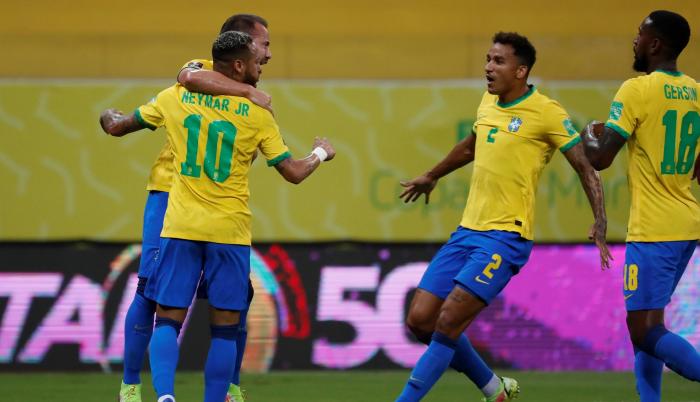 Fotografía de archivo de Everton Ribeiro (2i) de Brasil mientras celebra un gol con Neymar.