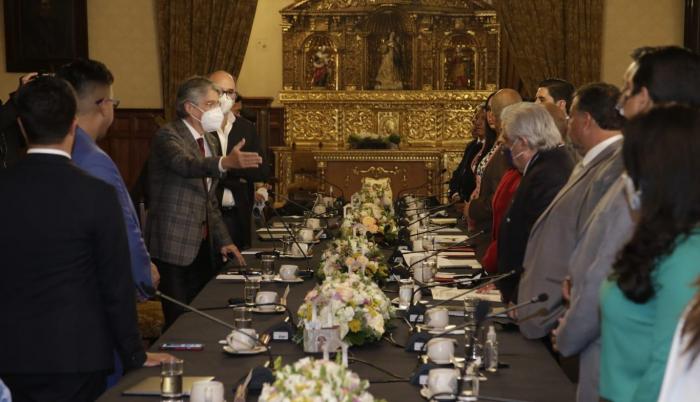 Los legisladores de la ID acudieron al palacio de Carondelet, en Quito, para hablar sobre el subsidios a los combustibles, el plan de desarrollo económico y más.