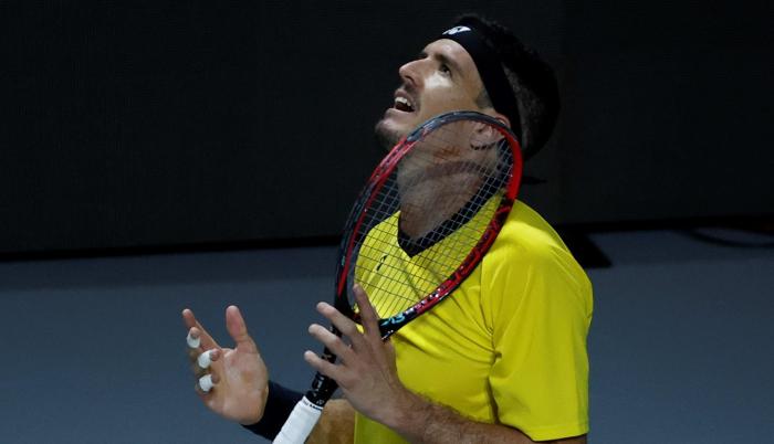El tenista ecuatoriano Emilio Gómez durante el partido ante el español Pablo Carreño correspondiente a la eliminatoria de la fase final de la Copa Davis de tenis, entre España y Ecuador, este viernes en el Madrid Arena.