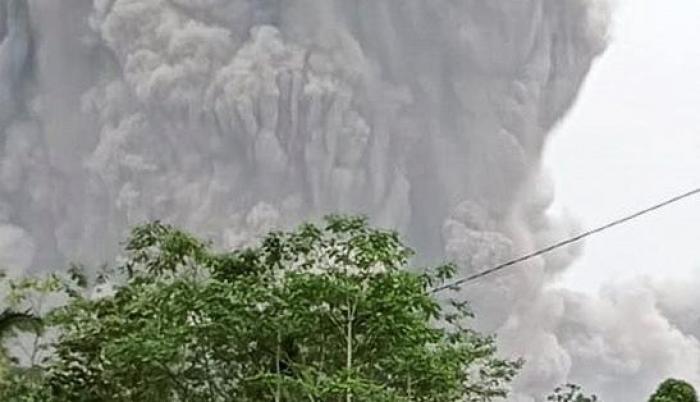 Una fotografía facilitada por la Junta Nacional de Gestión de Desastres de Indonesia (BNPB) muestra al volcán Semeru arrojando cenizas durante una erupción en Lumajang, Java Oriental, Indonesia, el 4 de diciembre de 2021.