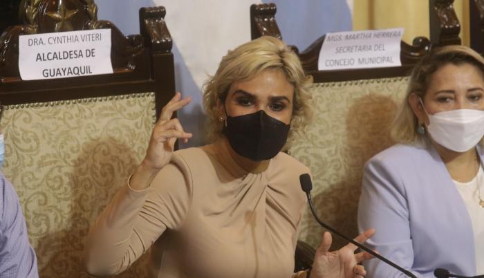 La alcaldesa Cynthia Viteri junto a la secretaria del Cabildo.