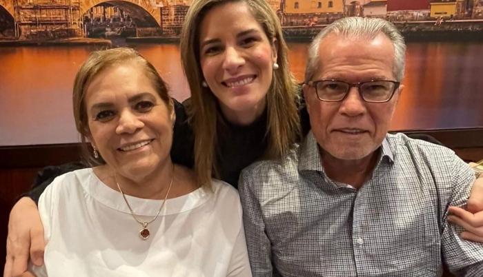 Gaby con sus progenitores Ángela y Carlos.