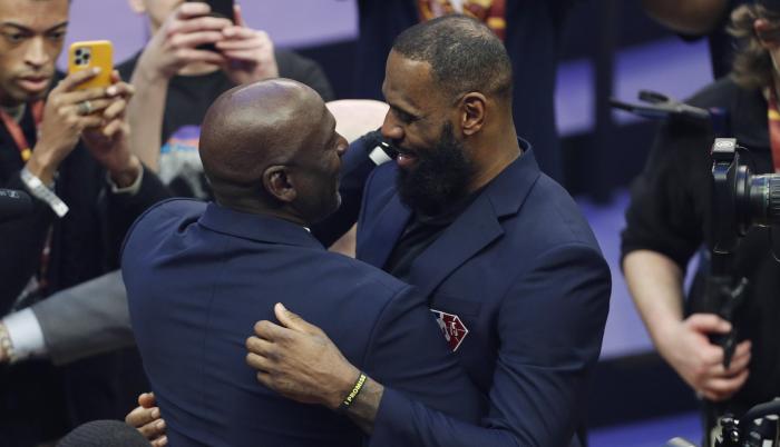 LeBron James y Michael Jordan se dieron un gran abrazo en la cancha durante el descanso del All-Star, un momento de la noche que la NBA aprovechó para rendir homenaje a los 75 mejores jugadores de su historia.
