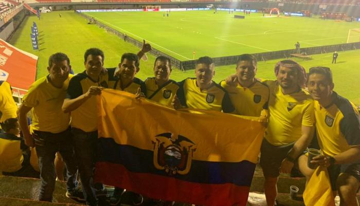 hinchas Ecuador Paraguay