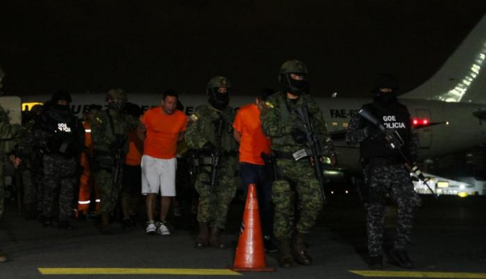 Los privados de libertad, considerados por las autoridades como de alta peligrosidad, llegaron en un avión de las Fuerzas Armadas hasta la base aérea Simón Bolívar en el Puerto Principal