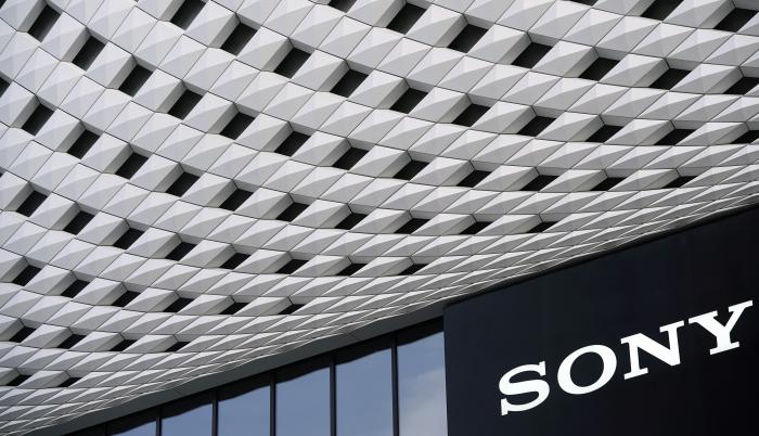 Fotografía de archivo en la que se registró un logo de la compañía japonesa SONY, en Tokio (Japón).