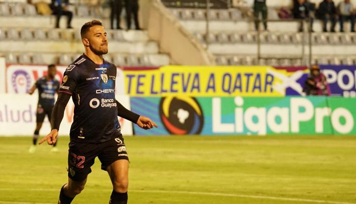 El delantero argentino Jonatan Bauman festeja tras marcar el gol del triunfo de Independiente del Valle en el campo de Macará.