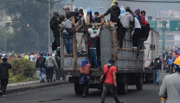 Paro. Indígenas subieron a sus camiones y se marcharon de las inmediaciones de la Casa de la Cultura. Otros salieron de Quito.