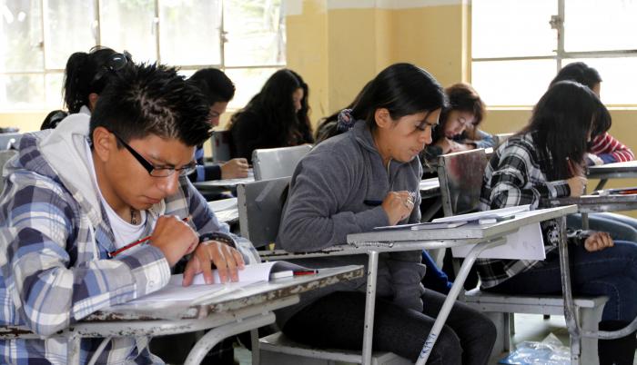 BACHILLERES REALIZANDO (3599375)