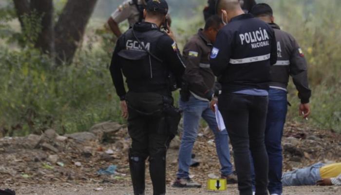 Algo que se pudo conocer en la zona fue que, además, los asesinos dejaron una nota escrita en un papel, junto al cadáver del adulto.