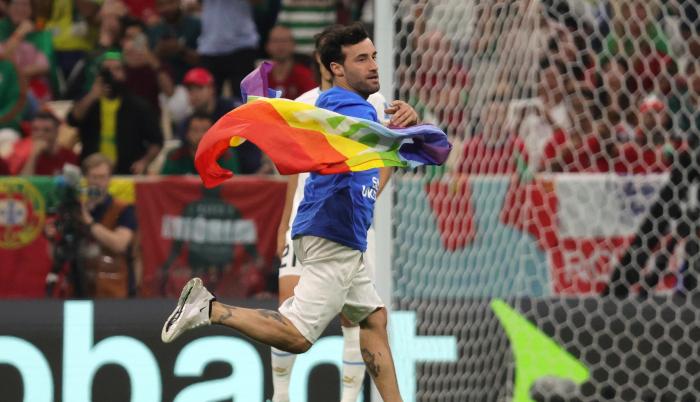 Mario Ferri, aficionado con la bandera LGTB