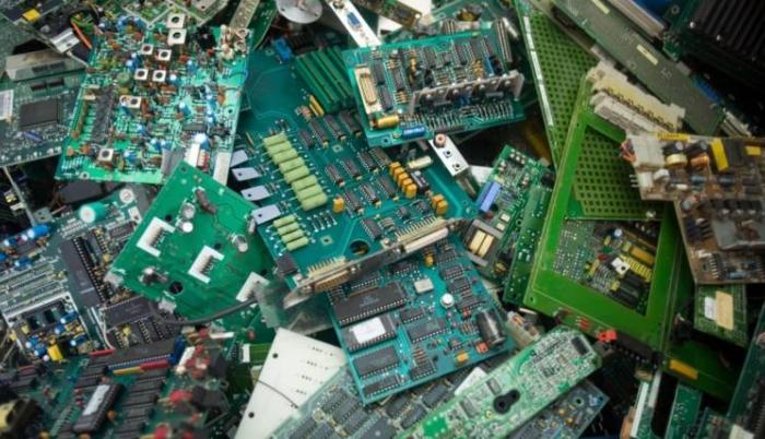 Tarjetas y basura electrónica en plata de reciclaje de Guayaquil.