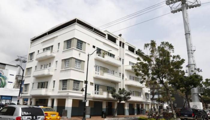 Perspectiva. El propietario de esta vivienda no sabe a cuántos metros sobre su techo están los cables de la Aerovía, cerca de la estación Malecón