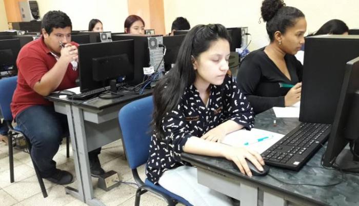 Dos veces al año, más de 200.000 personas rinden la prueba Ser Bachiller, con miras a ingresar a la universidad