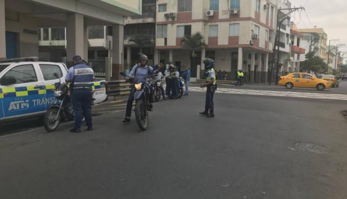 El parabrisas trasero y ventanas de un patrullero resultaron afectados durante un operativo realizado este lunes.