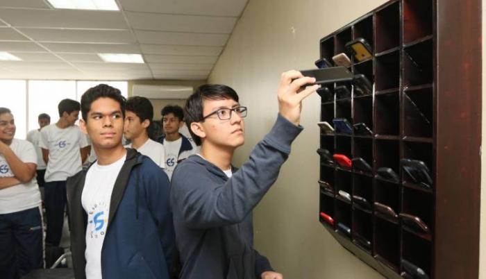 Voluntad. Los estudiantes dejan sus teléfonos celulares en unos casilleros para no distraerse en clases
