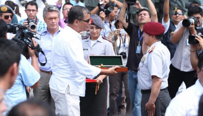 Correa y militares