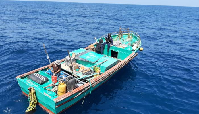 Armada aprehende dos lanchas ecuatorianas y una embarcación peruana
