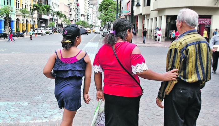 calle 9 de octubre guayaquil peatones