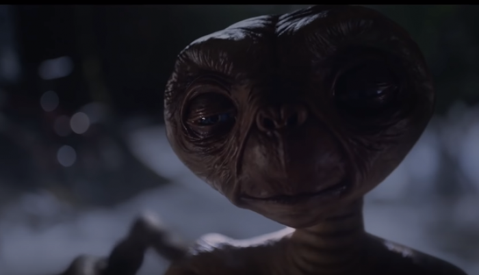 El regreso sorpresa de 'E.T.': Elliot y su amigo extraterrestre se  reencuentran en un emotivo anuncio navideño