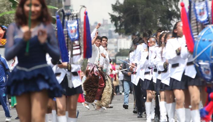 Desfile confraternidad colores música baile quito