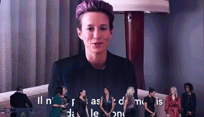 Megan Rapinoe recibió su premio mediante un video.
