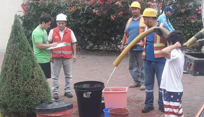Tanqueros ofrecieron abastecimiento alternativo a los habitantes de vía a la Costa.