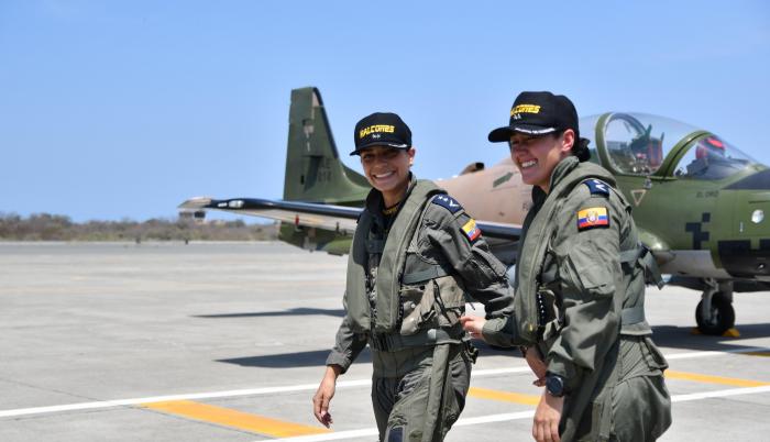 mujeres pilotos combate fuerzas armadas