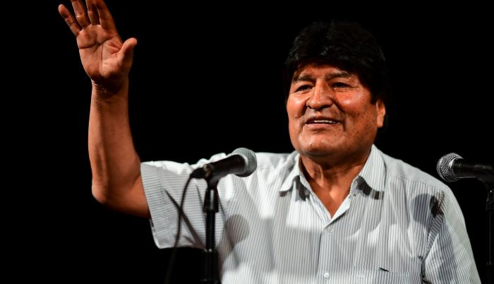 En la foto aparece Evo Morales en una rueda de prensa desde Argentina