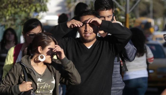 Personas cubriéndose del sol