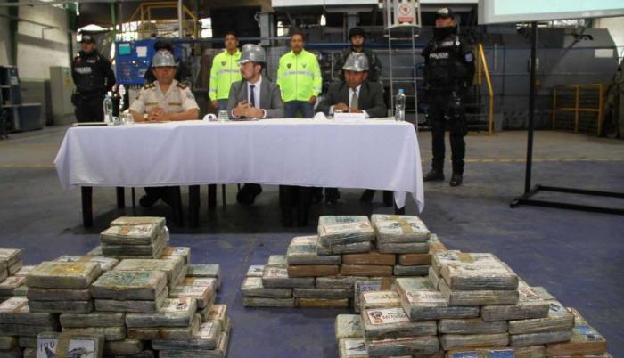 Ecuador. La policía muestra paquetes de droga incautados.