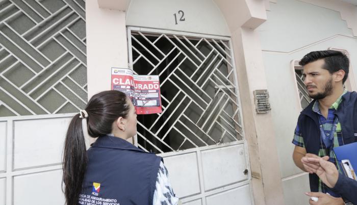 CLAUSURAN CLINICA DE R(30870744)