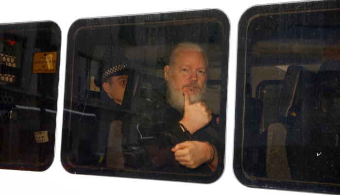 20 - ROBERTO RUEDA- JULIAN ASSANGE - REUTERS (1)