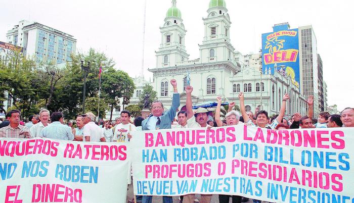 Imagen Protesta fuera de banco 2