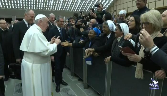 papa francisco beso mujer mordida