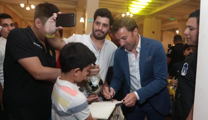 Alessandro Del Piero, firmando autógrafos en la cena que realiza Barcelona anualmente al jugador invitado para la Noche Amarilla.