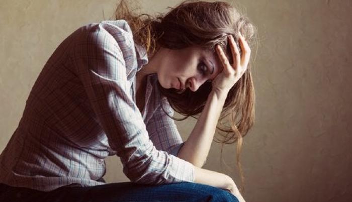 mujer-con-las-manos-en-la-frente-pensando-en-sus-problemas