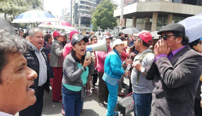 Maestros jubilados marcharon hasta el Ministerio de Educación.