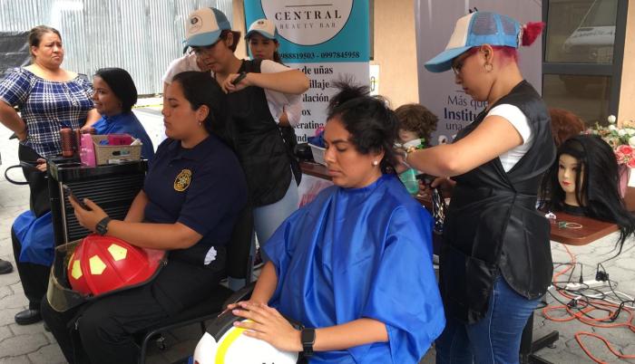 Voluntarias del Cuerpo de Bombero. Donación a Solca.