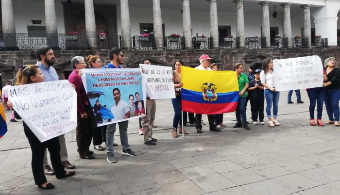 Los familiares de los jóvenes que se encuentran en China hicieron un plantón para pedir respaldo al Gobierno Nacional.