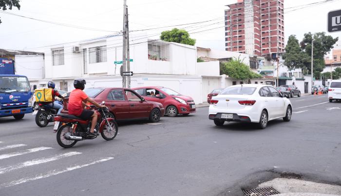 La intersección de Carchi y Vélez tiene mucho caos vehicular.