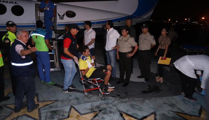 Los hinchas heridos llegaron junto al gobernador del Guayas.