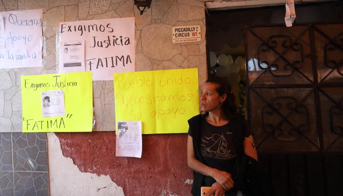 Habitantes de la comunidad de Tulyehualco tienden un cordón de apoyo a los familiares de la niña Fátima, hallada sin vida cerca del lugar, este lunes en México.