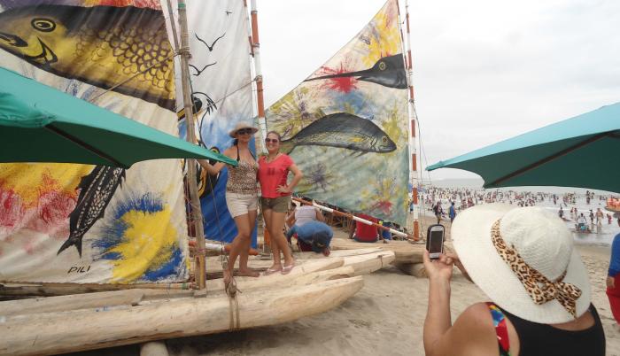 PLAYAS, TURISTAS SE TOMAN FOTOS CON LAS BALSAS